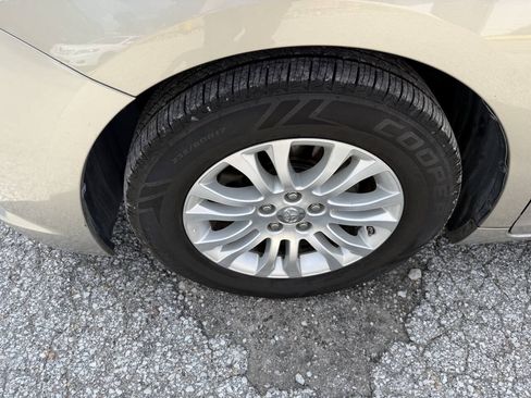 Used 2017 Toyota Sienna XLE w/ XLE Navigation Package FWD image 9