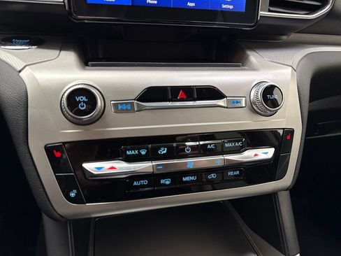 Used 2022 Ford Explorer XLT w/ Equipment Group 202A image 22