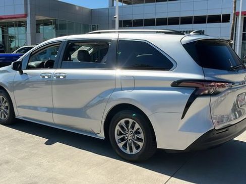 Used 2025 Toyota Sienna XLE FWD image 24