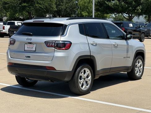 Used 2025 Jeep Compass Latitude AWD/4WD image 4