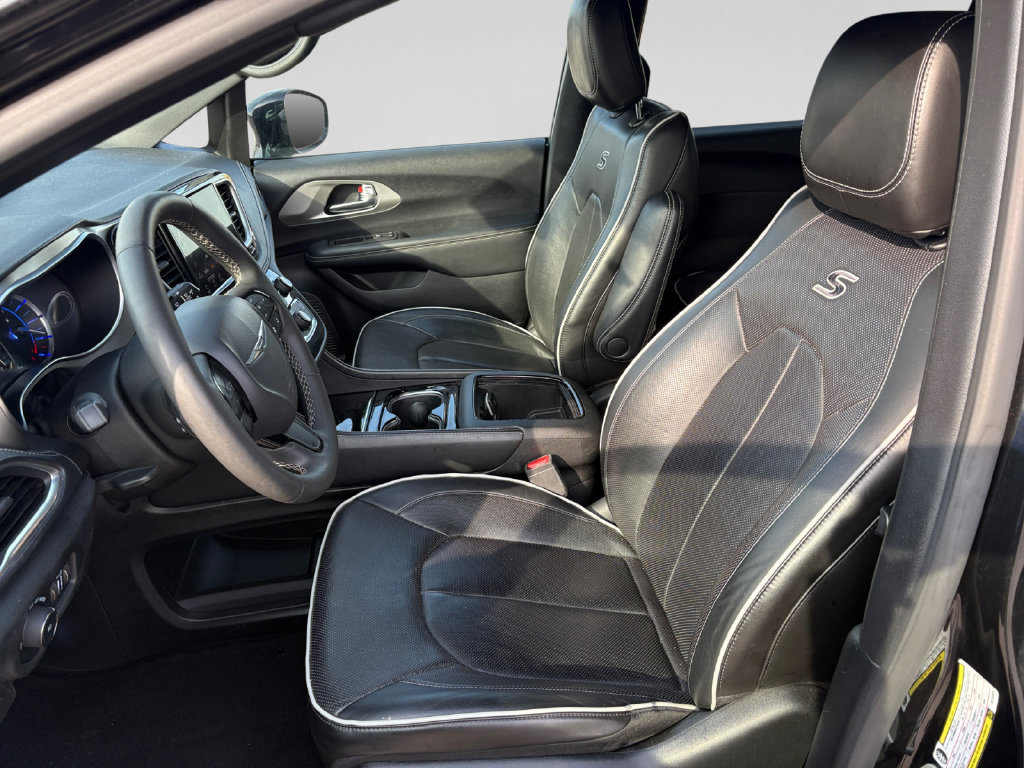 Used 2024 Chrysler Pacifica Premium FWD image 21