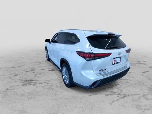 Certified 2021 Toyota Highlander Limited FWD image 7