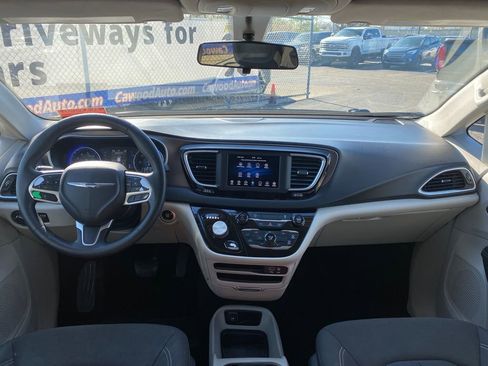 Used 2020 Chrysler Voyager L FWD image 19