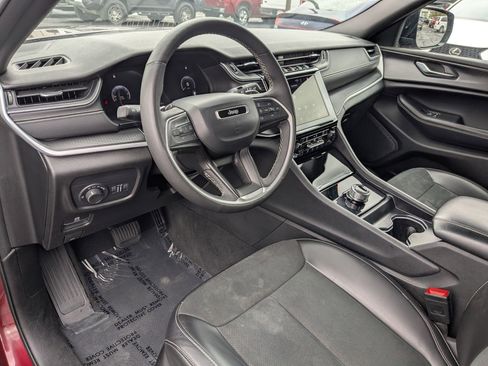 Used 2025 Jeep Grand Cherokee Altitude AWD/4WD image 16