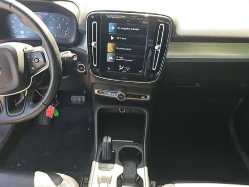 Used 2021 Volvo XC40 T4 Momentum FWD image 9