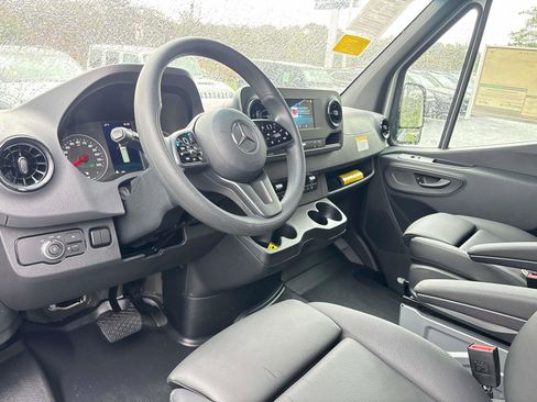Used 2024 Mercedes-Benz Sprinter 2500 image 7