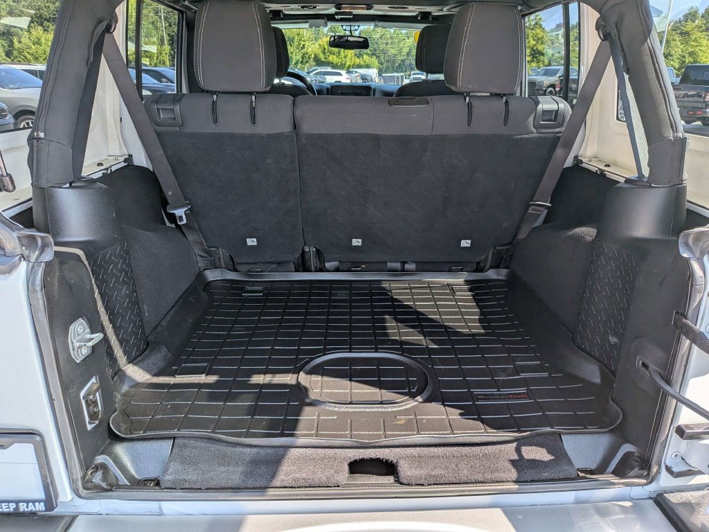 Used 2018 Jeep Wrangler Unlimited Sahara w/ Connectivity Group AWD/4WD image 12