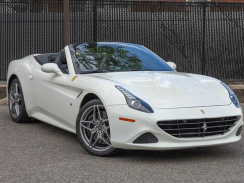 Used 2016 Ferrari California T RWD image 15
