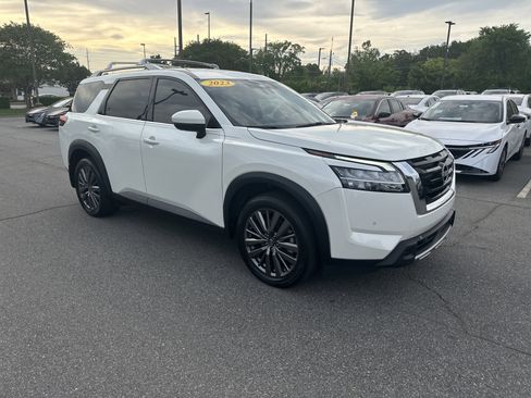 Used 2023 Nissan Pathfinder SL w/ SL Premium Package AWD/4WD image 3
