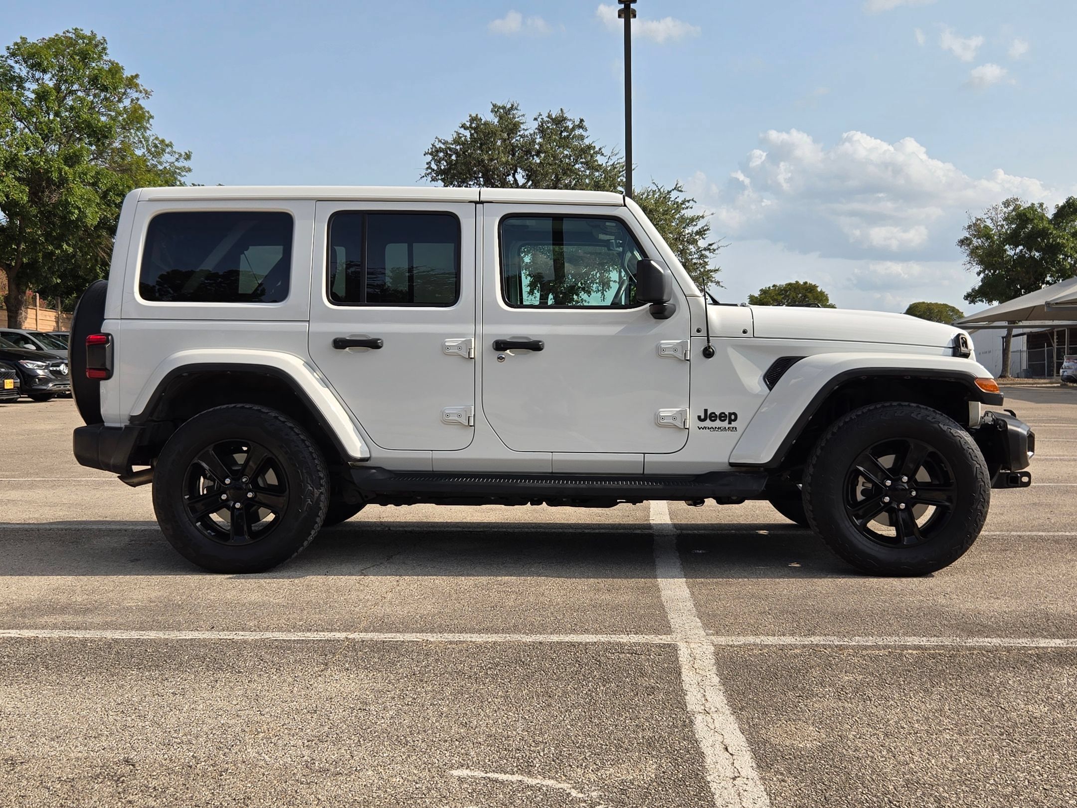 Used 2021 Jeep Wrangler Unlimited Sahara AWD/4WD image 2