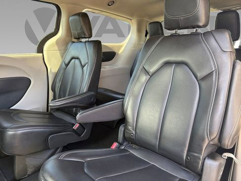 Used 2023 Chrysler Pacifica Touring-L image 5