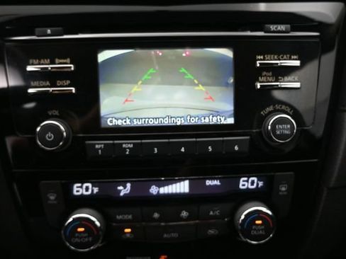 Used 2017 Nissan Rogue SV AWD/4WD image 4