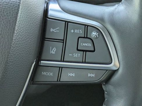 Used 2021 Toyota Highlander Limited image 18