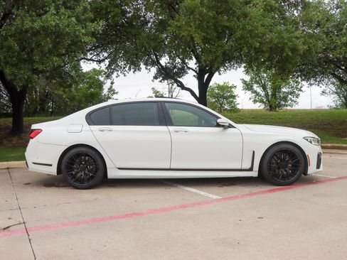 Used 2020 BMW 740i w/ M Sport Package image 8