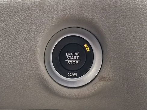 Used 2024 Chrysler Pacifica Touring-L FWD image 25