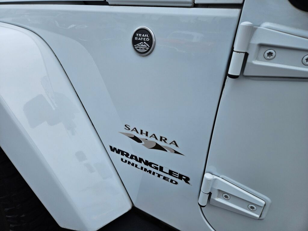 Used 2017 Jeep Wrangler Unlimited Sahara AWD/4WD image 9