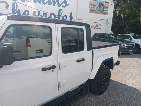 Used 2023 Jeep Gladiator Sport image 2