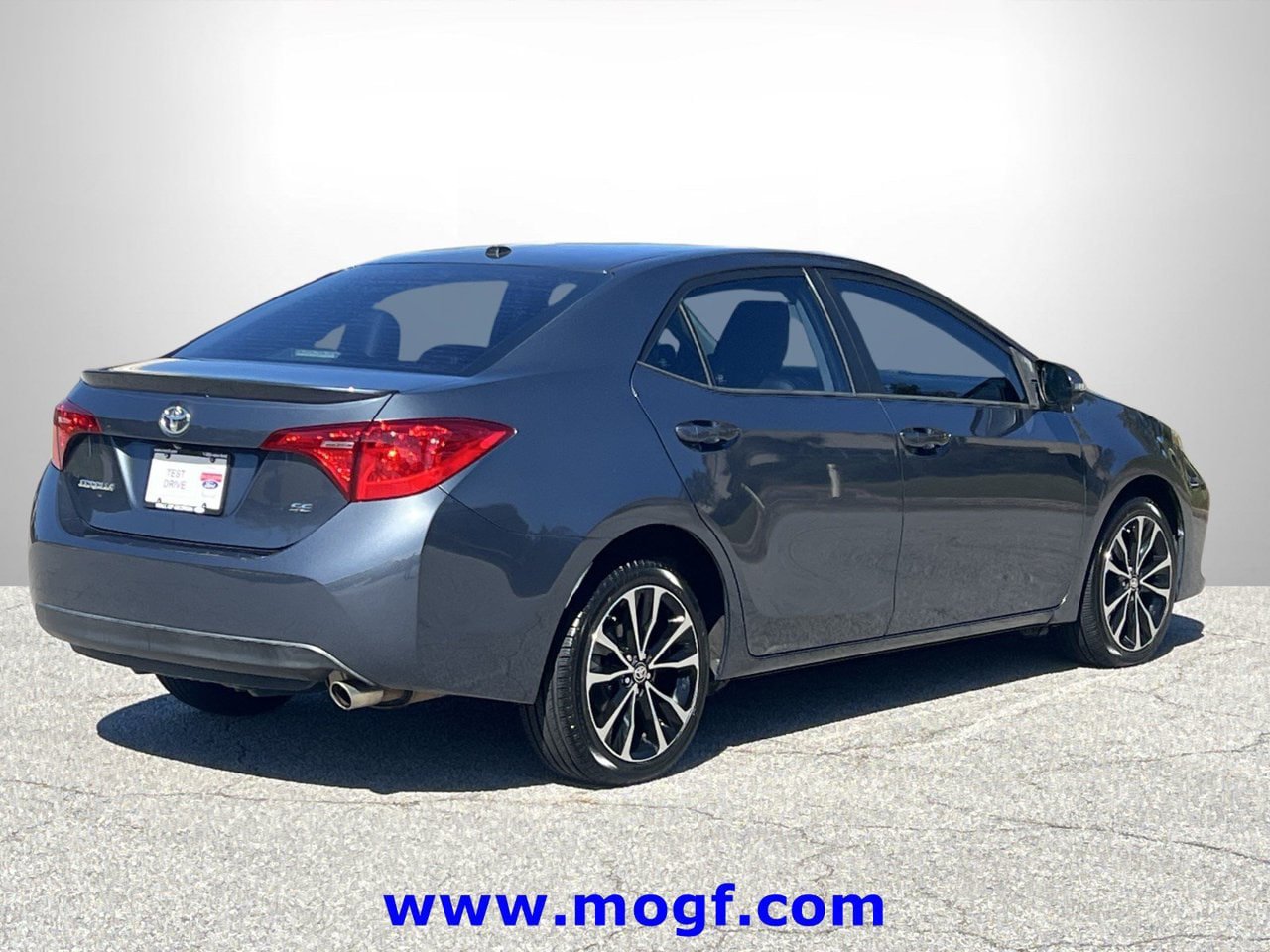 Used 2018 Toyota Corolla SE w/ SE Premium Package FWD image 3