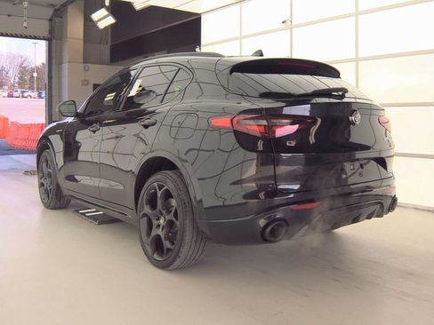 Used 2022 Alfa Romeo Stelvio Veloce image 2