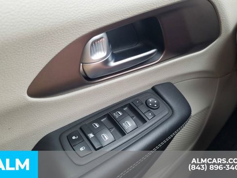 Used 2023 Chrysler Voyager LX FWD image 18