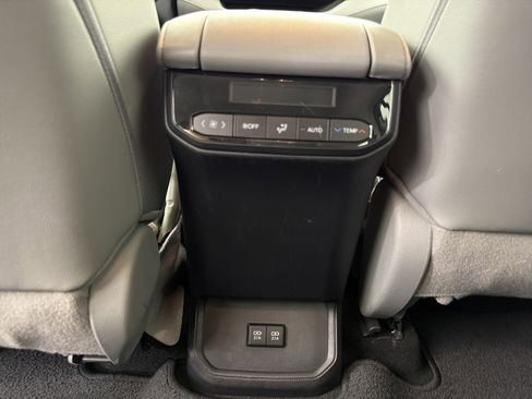 Used 2020 Toyota Highlander XLE AWD/4WD image 23