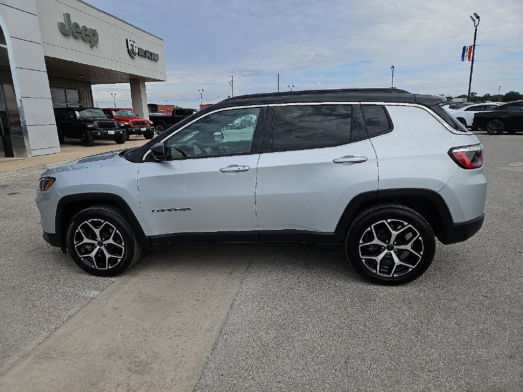 Used 2025 Jeep Compass Limited AWD/4WD image 3