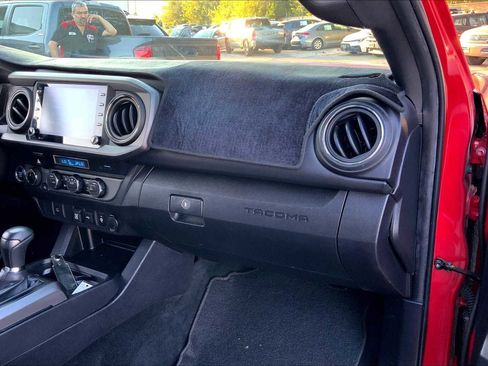 Used 2022 Toyota Tacoma TRD Off-Road image 17