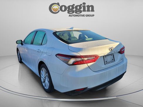 Used 2022 Toyota Camry LE image 3