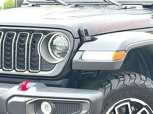 Used 2025 Jeep Wrangler Unlimited Rubicon w/ Convenience Group AWD/4WD image 4