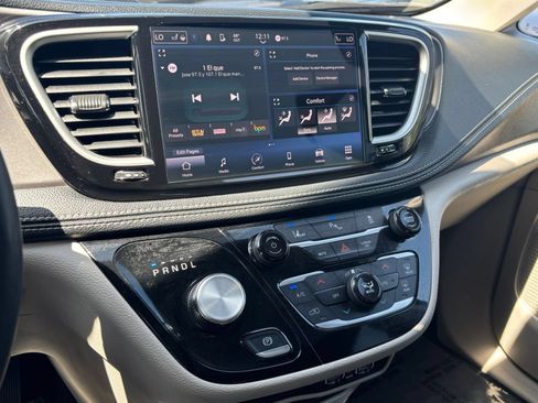 Used 2023 Chrysler Pacifica Touring-L FWD image 16