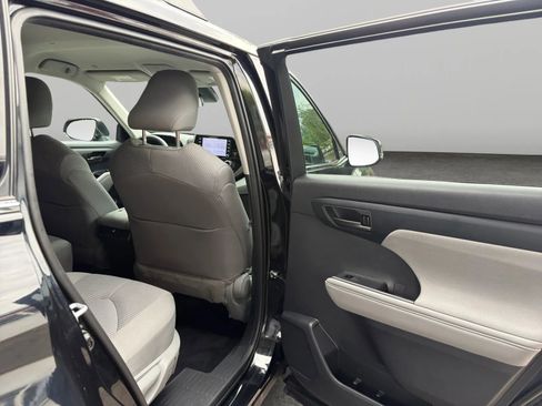 Used 2021 Toyota Highlander L AWD/4WD image 18