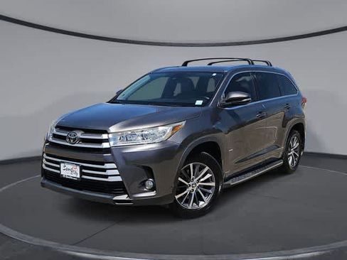Used 2018 Toyota Highlander XLE FWD image 1