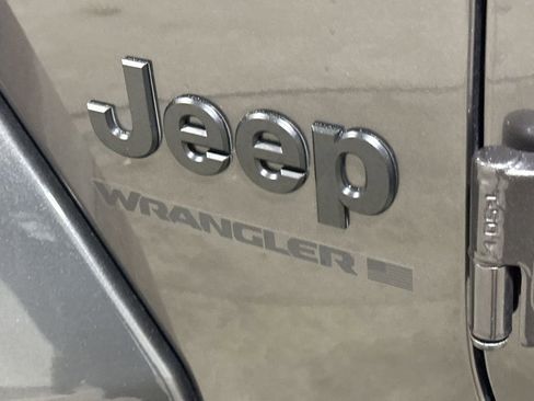 Used 2025 Jeep Wrangler Unlimited Sahara AWD/4WD image 25