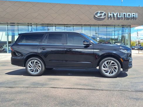 Used 2025 Lincoln Navigator Reserve AWD/4WD image 2