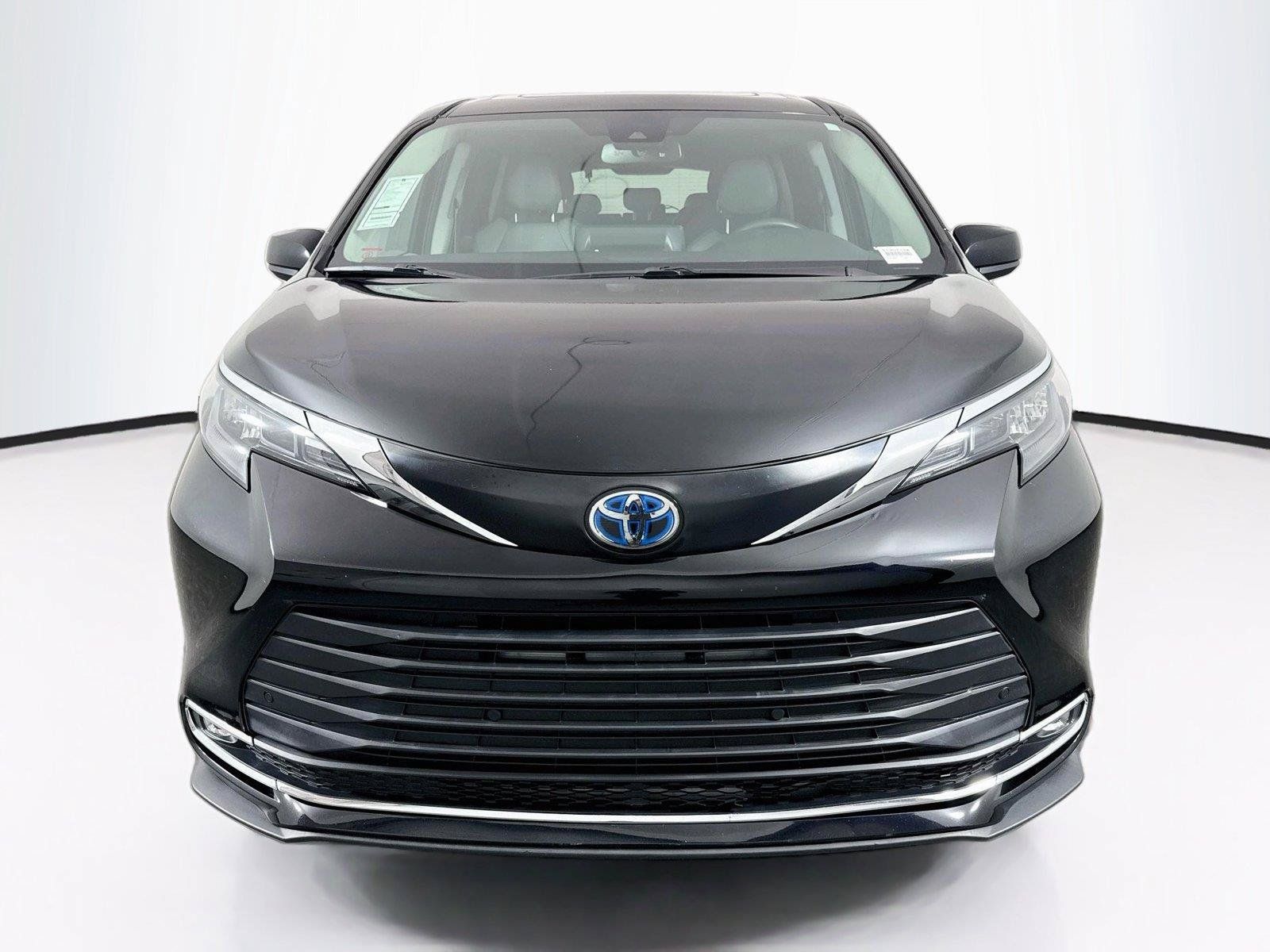 Certified 2024 Toyota Sienna XLE FWD image 8