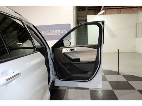 Used 2020 Ford Explorer Platinum w/ Premium Technology Package image 27