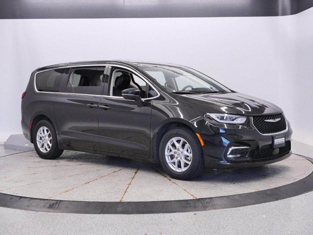 Certified 2023 Chrysler Pacifica Touring-L FWD image 10