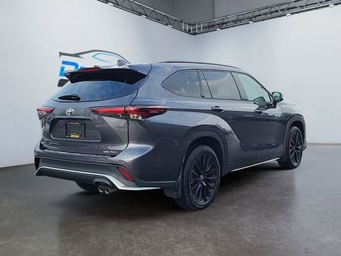 Used 2024 Toyota Highlander XLE image 3