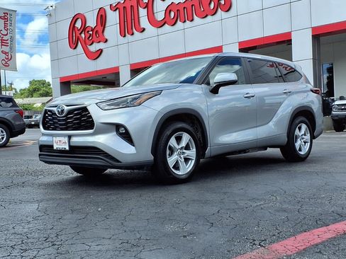 Used 2025 Toyota Highlander LE FWD image 1
