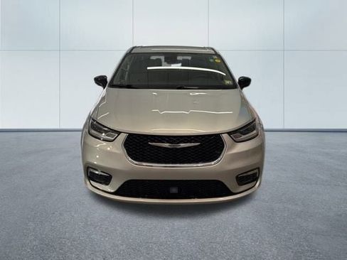 Used 2024 Chrysler Pacifica Touring-L image 12