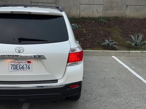 Used 2011 Toyota Highlander 2WD w/ Tech Pkg image 15