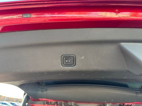 Used 2022 GMC Yukon XL SLT w/ SLT Premium Package image 28