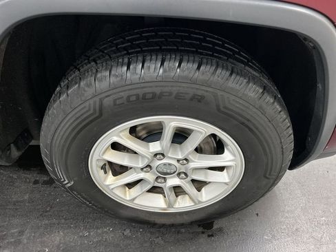 Used 2018 Jeep Grand Cherokee Laredo AWD/4WD image 8
