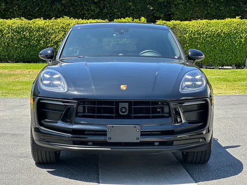 Certified 2025 Porsche Macan AWD/4WD image 11
