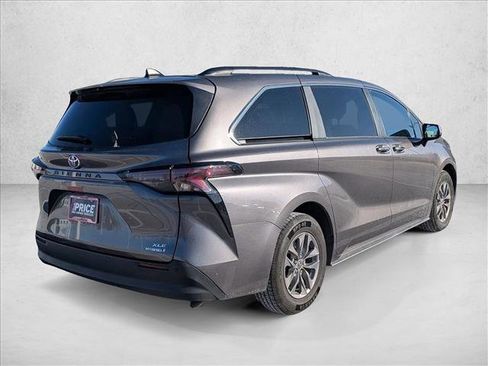 Used 2024 Toyota Sienna XLE image 5
