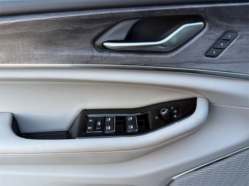 Used 2023 Jeep Grand Cherokee L Overland image 11