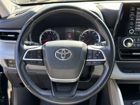 Used 2022 Toyota Highlander LE AWD/4WD image 18