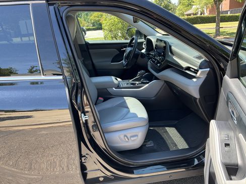Used 2021 Toyota Highlander XLE FWD image 34