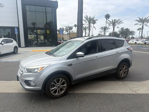 Used 2018 Ford Escape SE FWD image 3