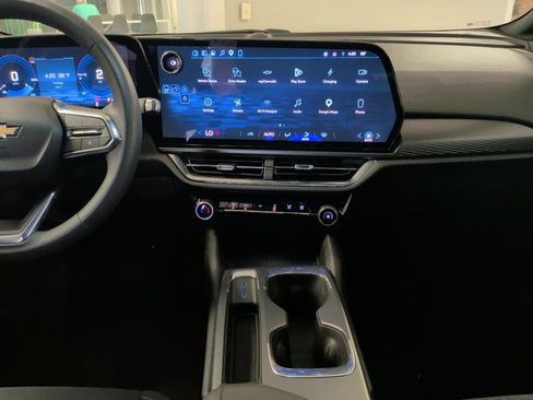 Used 2026 Chevrolet Equinox EV LT FWD image 15